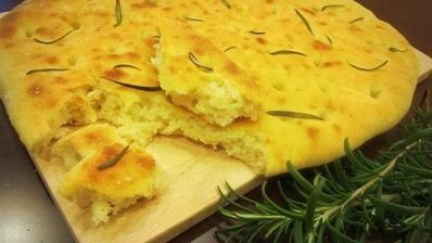 картофельная фокачча с томатами и чесноком