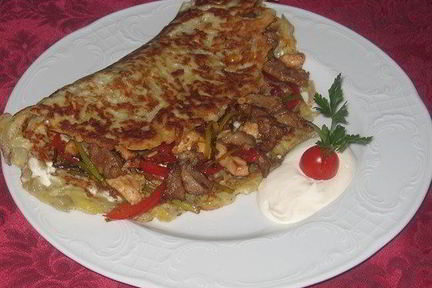 Картофельная лепешка с мясом и овощами