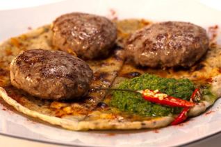 Кефта из баранины на лепешке с кунжутом