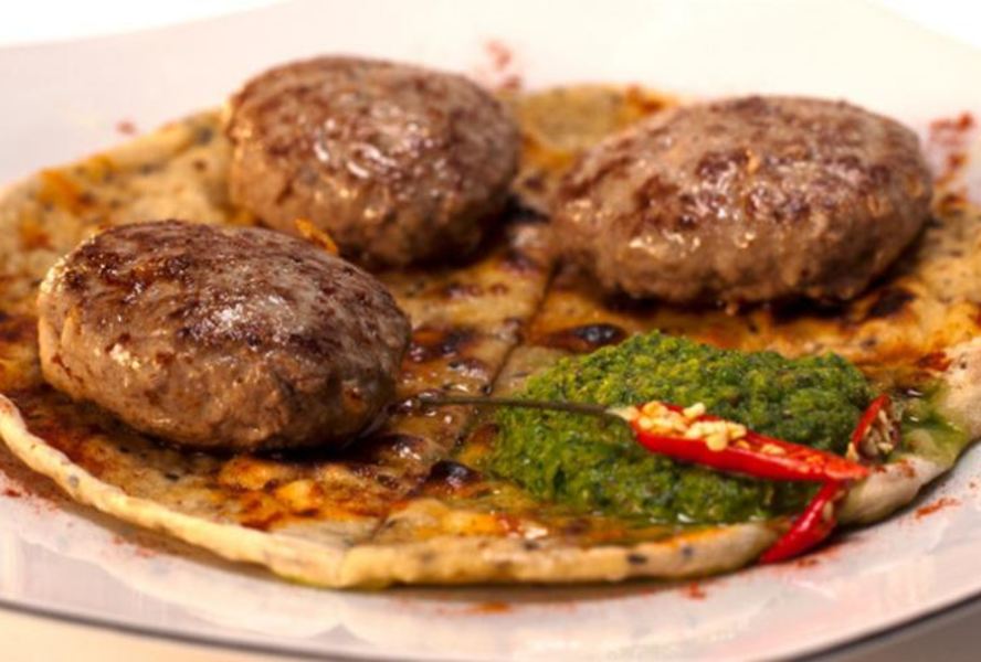 Кефта из баранины на лепешке с кунжутом