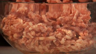 кефта из баранины на лепешке с кунжутом