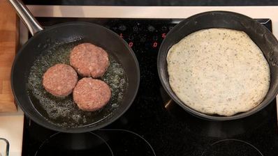 кефта из баранины на лепешке с кунжутом