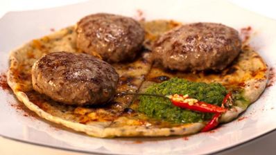 кефта из баранины на лепешке с кунжутом