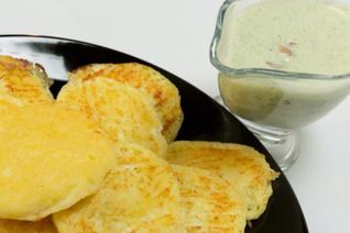 Кукурузные лепешки и йогуртовый соус