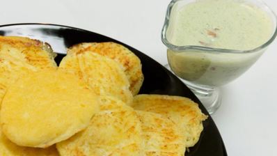 кукурузные лепешки и йогуртовый соус