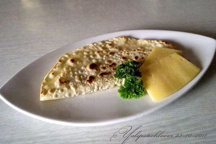 Лепешка с сыром, орехами и зеленью