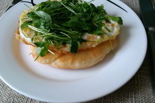 Лепешки с яичницей и рукколой