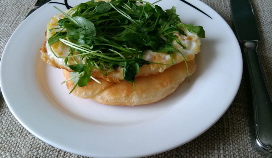 Рецепт лепешек с яичницей и рукколой