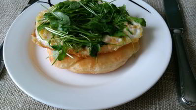 лепешки с яичницей и рукколой