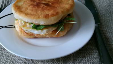 лепешки с яичницей и рукколой