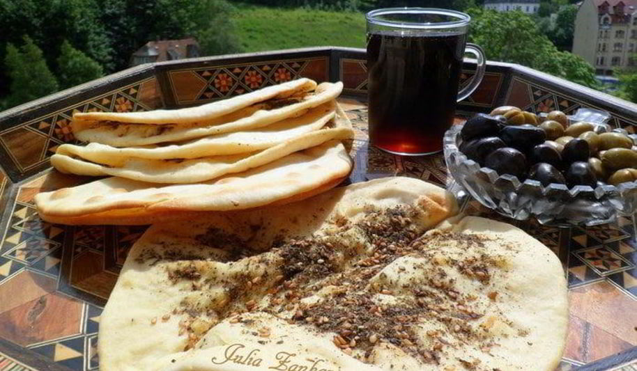 Рецепт манаиша-лепешек с сыром и кунжутом, заатаром