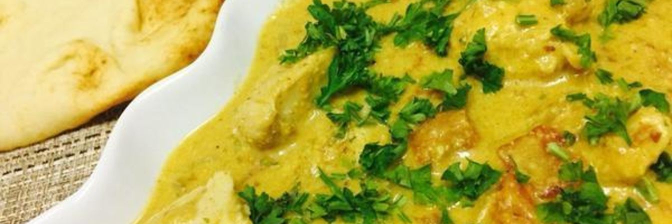 Ореховое карри с куриной грудкой и лепешкой наан