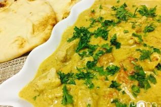 Ореховое карри с куриной грудкой и лепешкой наан