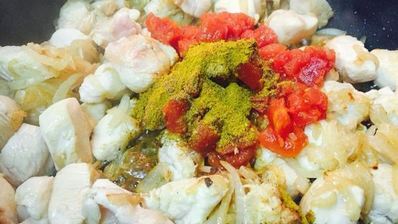 ореховое карри с куриной грудкой и лепешкой наан