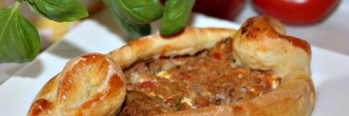 Пиде — турецкие лепешки с фаршем, фетой и помидорами