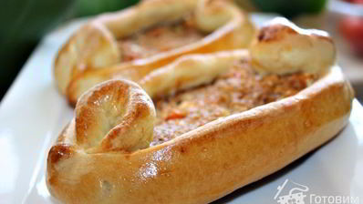 пиде — турецкие лепешки с фаршем, фетой и помидорами