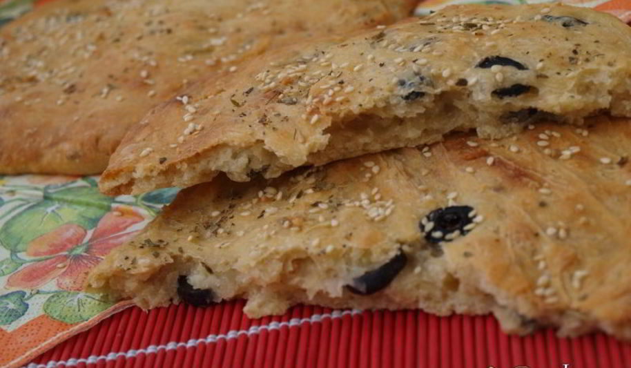 Рецепт пряной фокаччи с маслинами