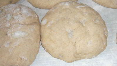 пшенично-ржаные лепешки с луком