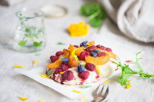 Сладкая фокачча с лавандой, малиной и абрикосами