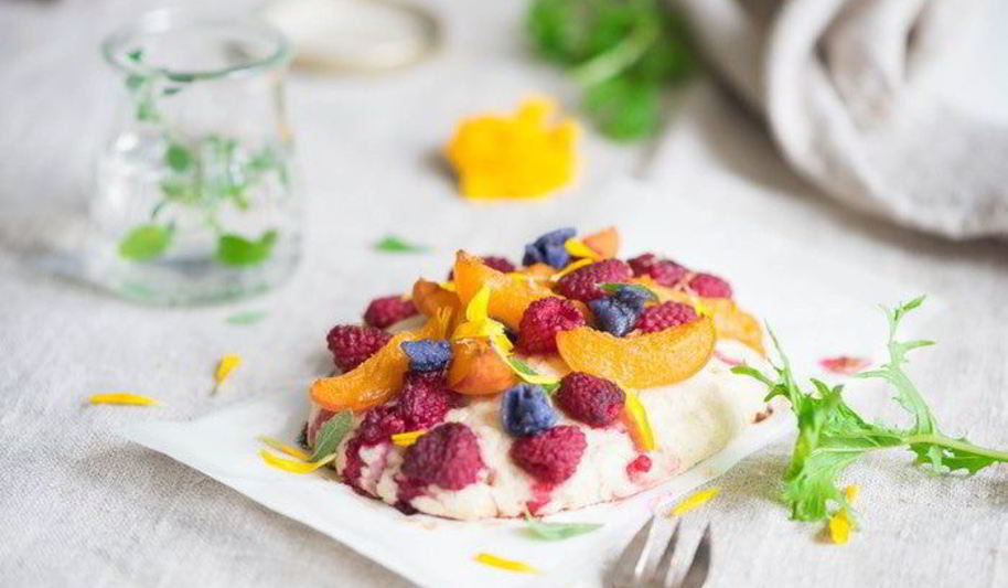 Рецепт сладкой фокаччи с лавандой, малиной и абрикосами