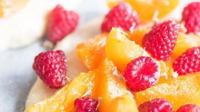 сладкая фокачча с лавандой, малиной и абрикосами