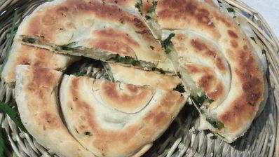 слоеные лепешки на топленом масле с сезонной зеленью