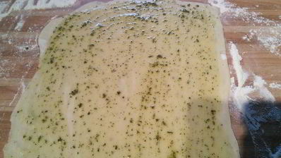 слоеные лепешки на топленом масле с сезонной зеленью