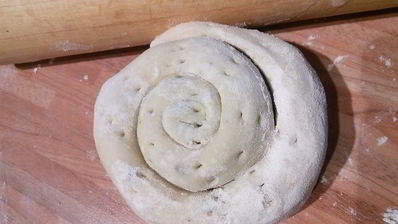 слоеные лепешки на топленом масле с сезонной зеленью