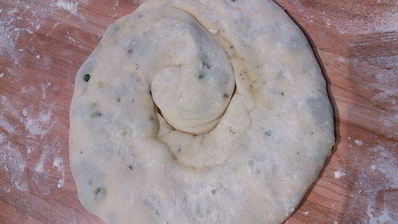 слоеные лепешки на топленом масле с сезонной зеленью