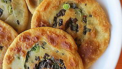 слоеные лепешки с зеленым луком