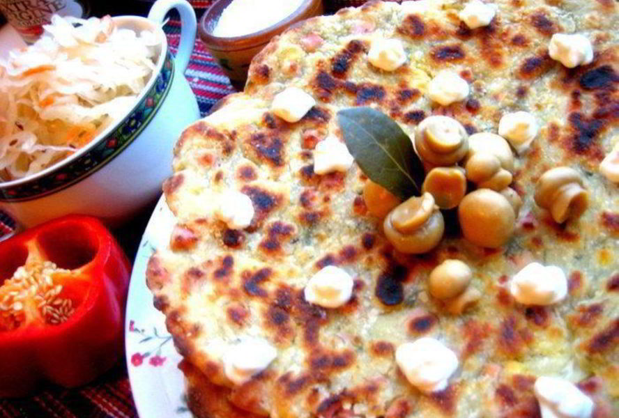 Сырно-тыквенные лепешки с колбасой и зеленью