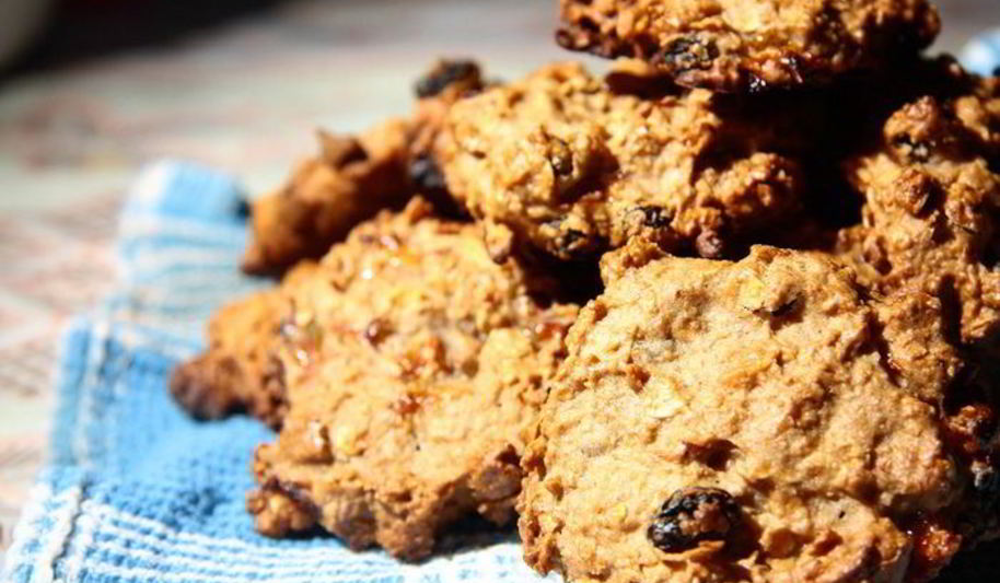 Рецепт сытна, вкусна, полезна-овсяных лепешки с изюмом, яблоком, бананом и орешками