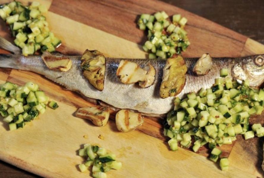 Запеченный сиг с грибной лепешкой