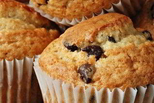 Банановые маффины с грецкими орехами и шоколадом