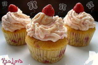 Клубничные маффины с клубничным кремом