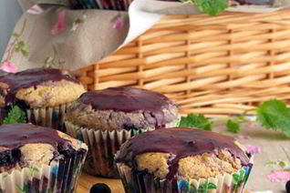 Маффины из гречневой муки с черничной глазурью