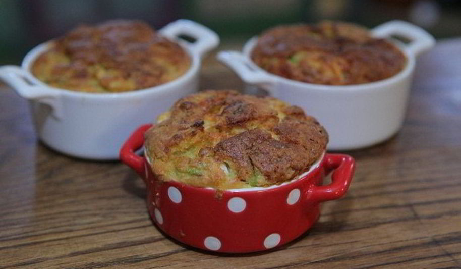 Рецепт маффинов с кабачком, фетой и зеленым луком