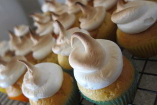 Маффины с лимонным кремом и меренгой