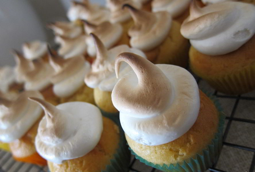 Маффины с лимонным кремом и меренгой