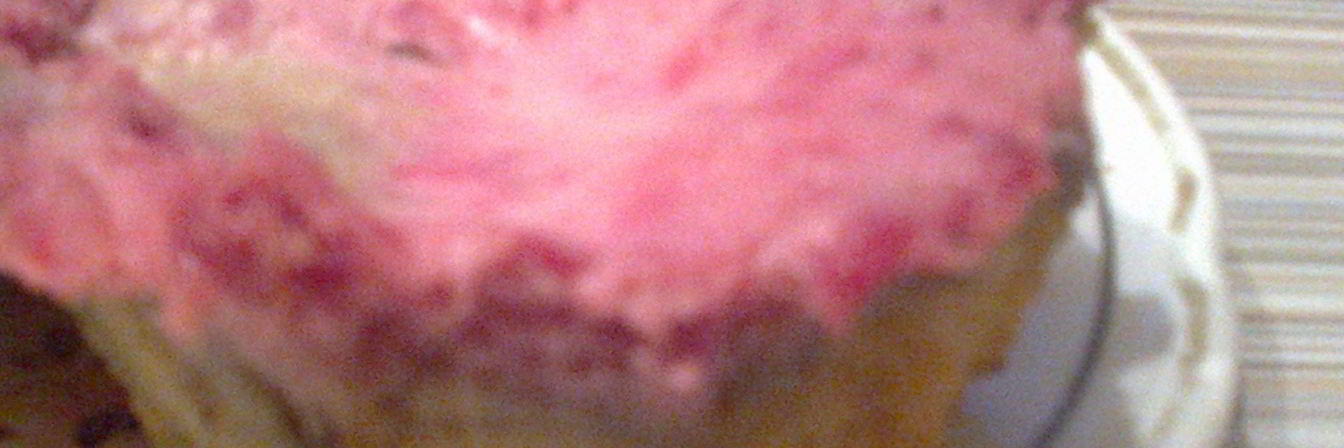 Маффины с шоколадом и ягодным кремом