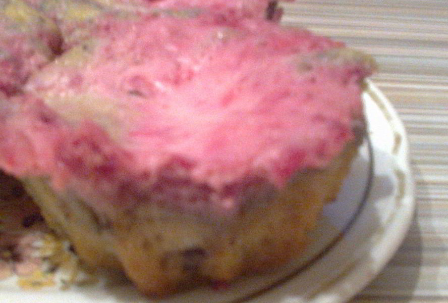 Маффины с шоколадом и ягодным кремом