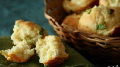 маффины с зеленым луком и козьим сыром