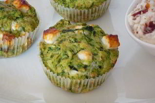 Маффины со шпинатом и фета с пикантым дипом