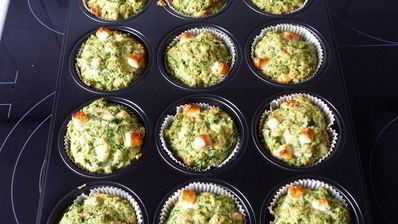 маффины со шпинатом и фета с пикантым дипом