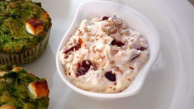 маффины со шпинатом и фета с пикантым дипом