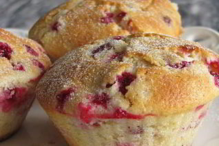 Марципановые маффины с брусникой