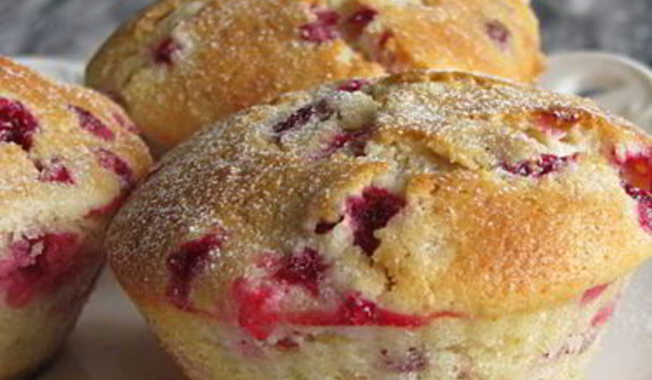 Рецепт марципановых маффинов с брусникой