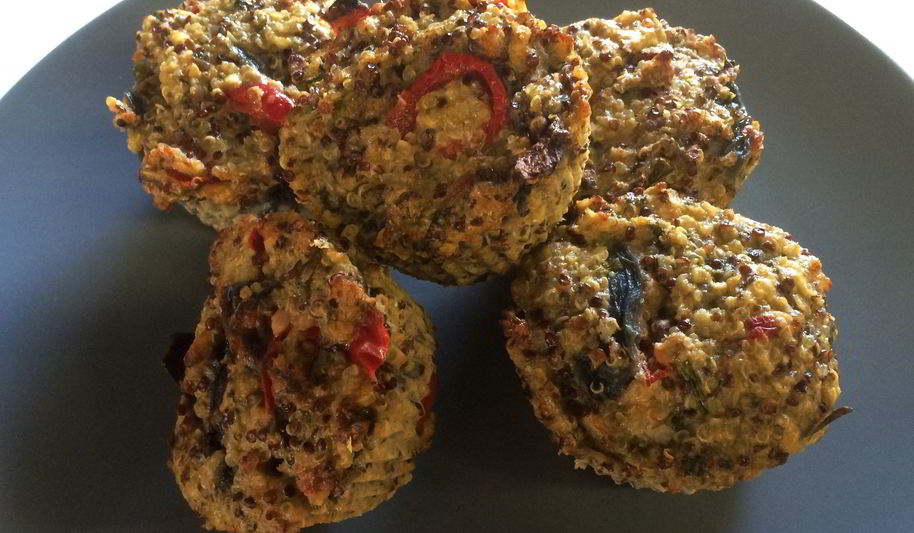 Рецепт овощных маффинов из киноа с копченым лососем