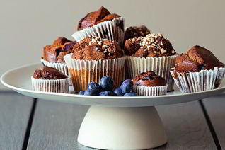 Постные маффины из полбы с бананами и черникой