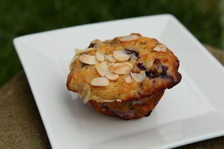 Пряные маффины с голубикой и миндалем